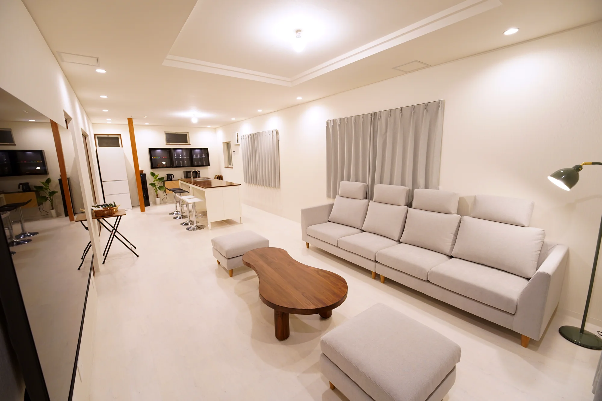 Nagashima Villa 11の木のテーブルとソファのあるリビング